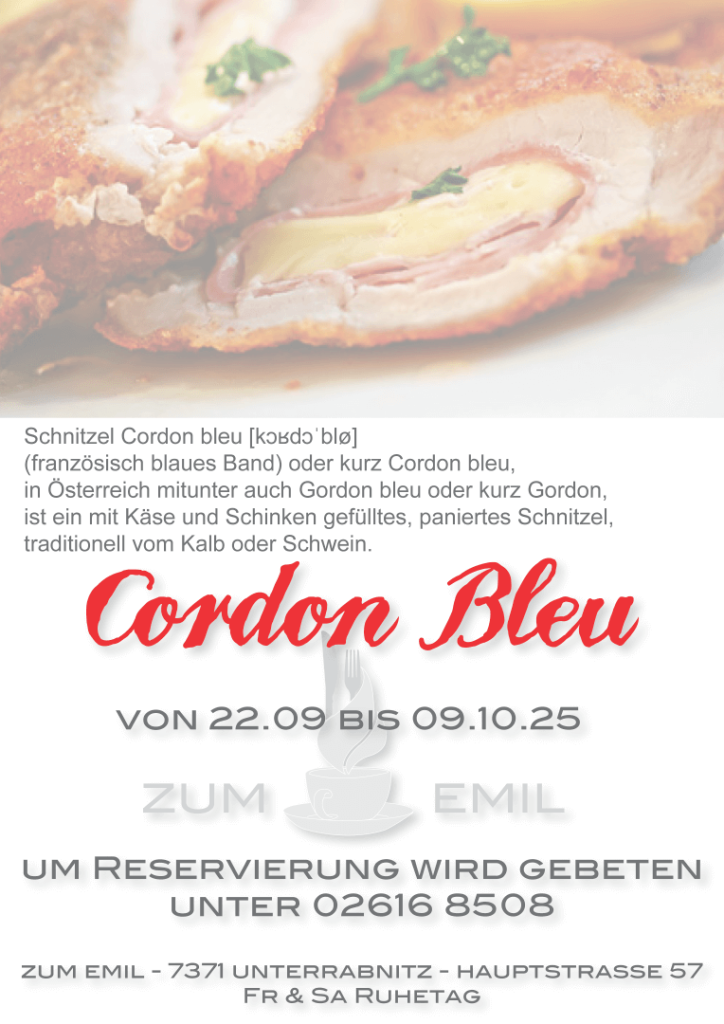 Knuspriges Cordon Bleu aufgeschnitten mit Schinken und Käse Füllung, garniert mit Petersilie und Zitronenscheibe